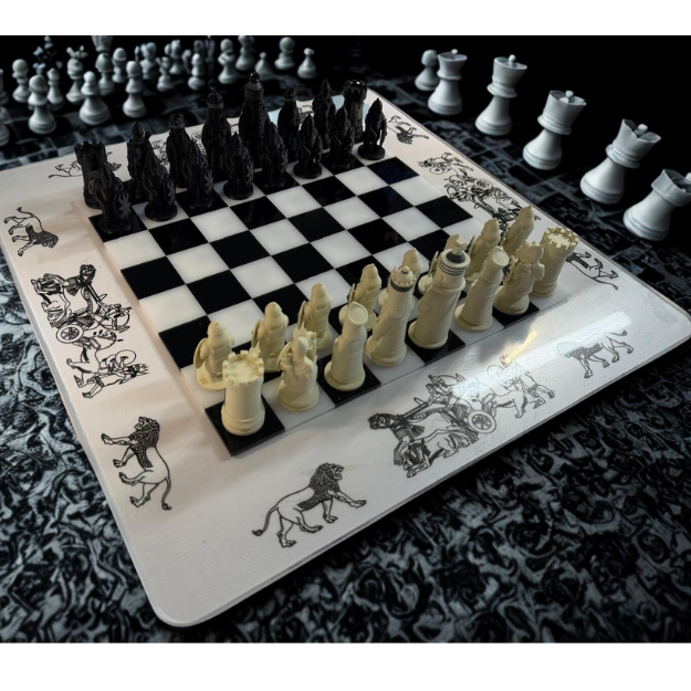 Schackbräde med Assyriska schackpjäser