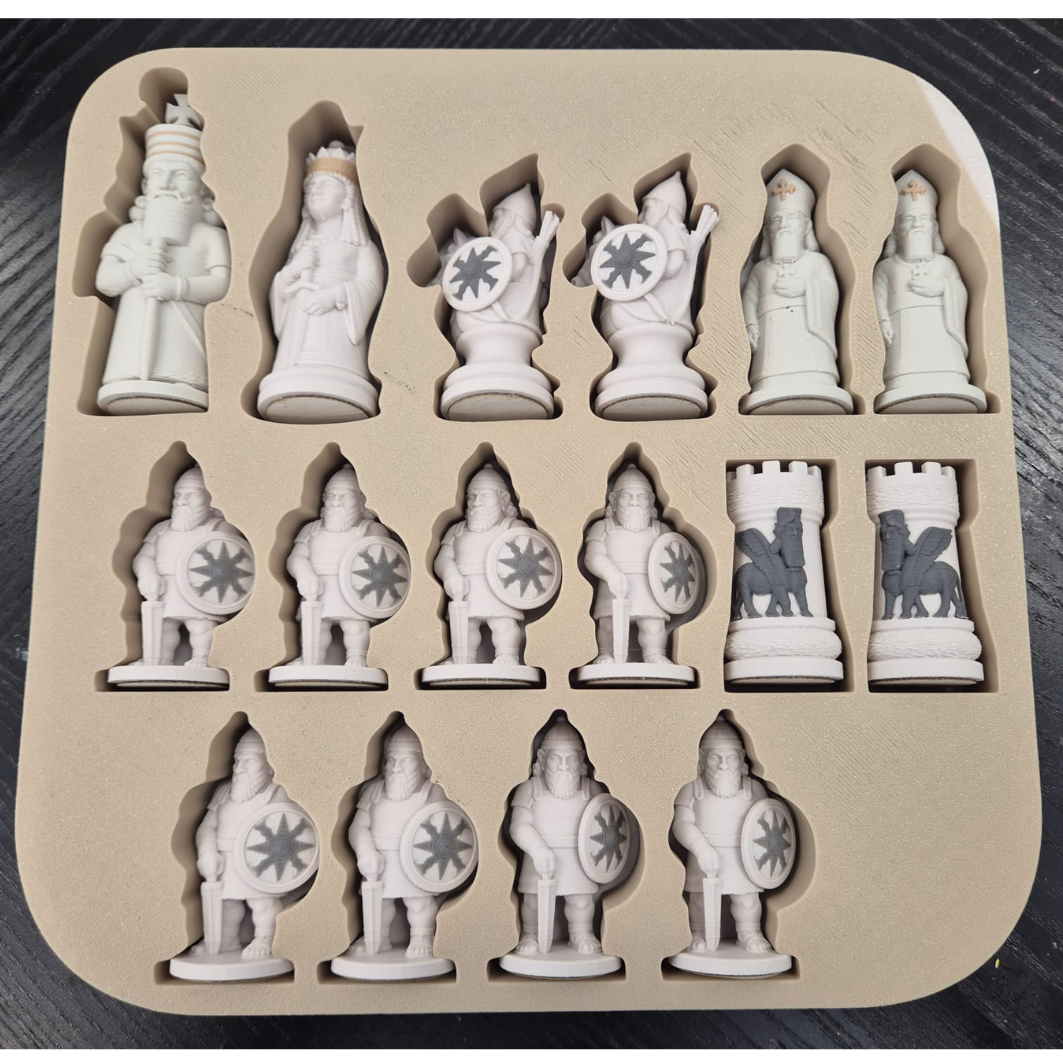 Schackbräde med Assyriska schackpjäser