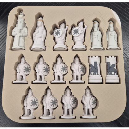 Schackbräde med Assyriska schackpjäser