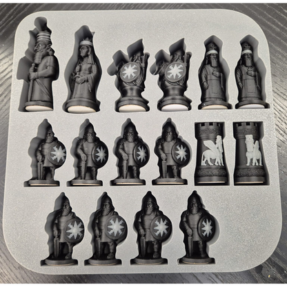 Schackbräde med Assyriska schackpjäser