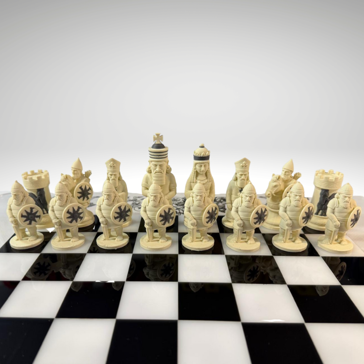 Schackbräde med Assyriska schackpjäser