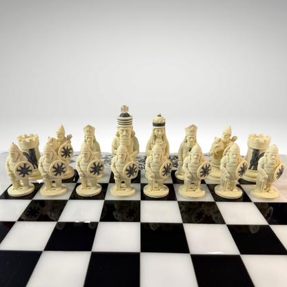 Schackbräde med Assyriska schackpjäser