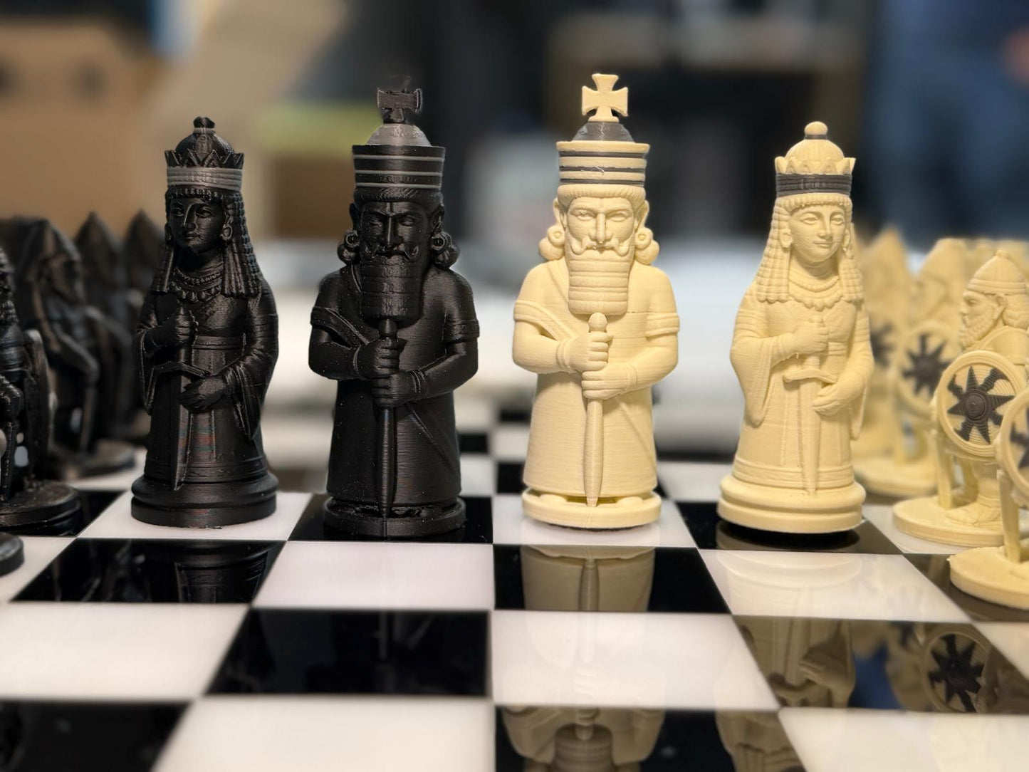 Schackbräde med Assyriska schackpjäser