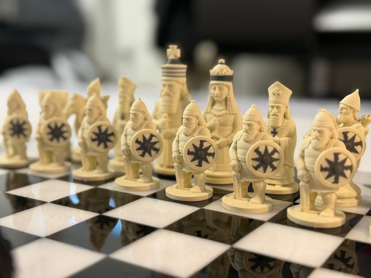 Schackbräde med Assyriska schackpjäser