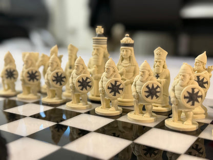 Schackbräde med Assyriska schackpjäser